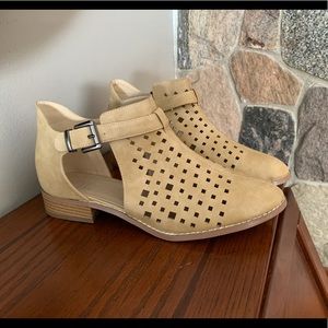 CUTE SPRING/FALL BEIGE ANKLE BOOTIES!! Never worn!